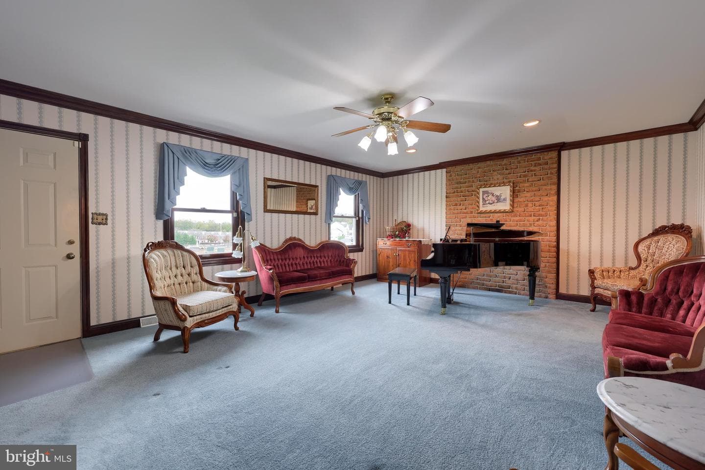 2435 Honeysuckle Lane photo 3