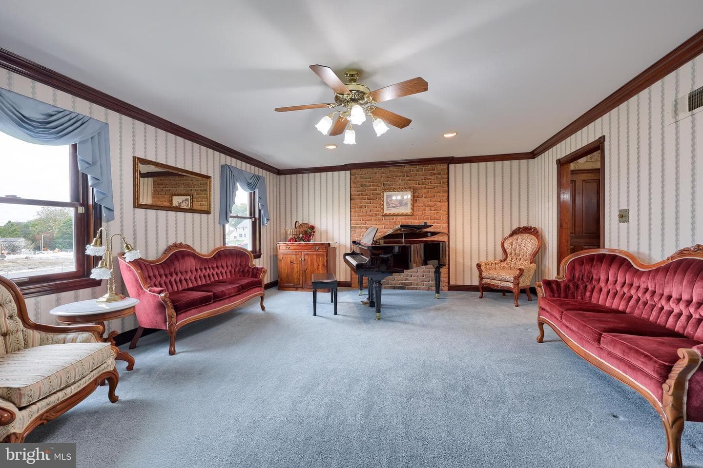 2435 Honeysuckle Lane photo 4