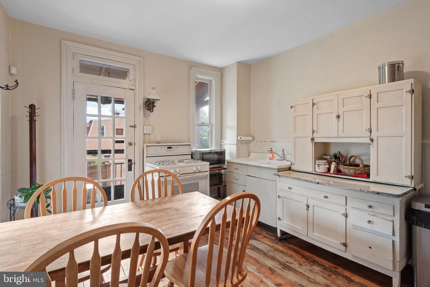 422 W James Street photo 33