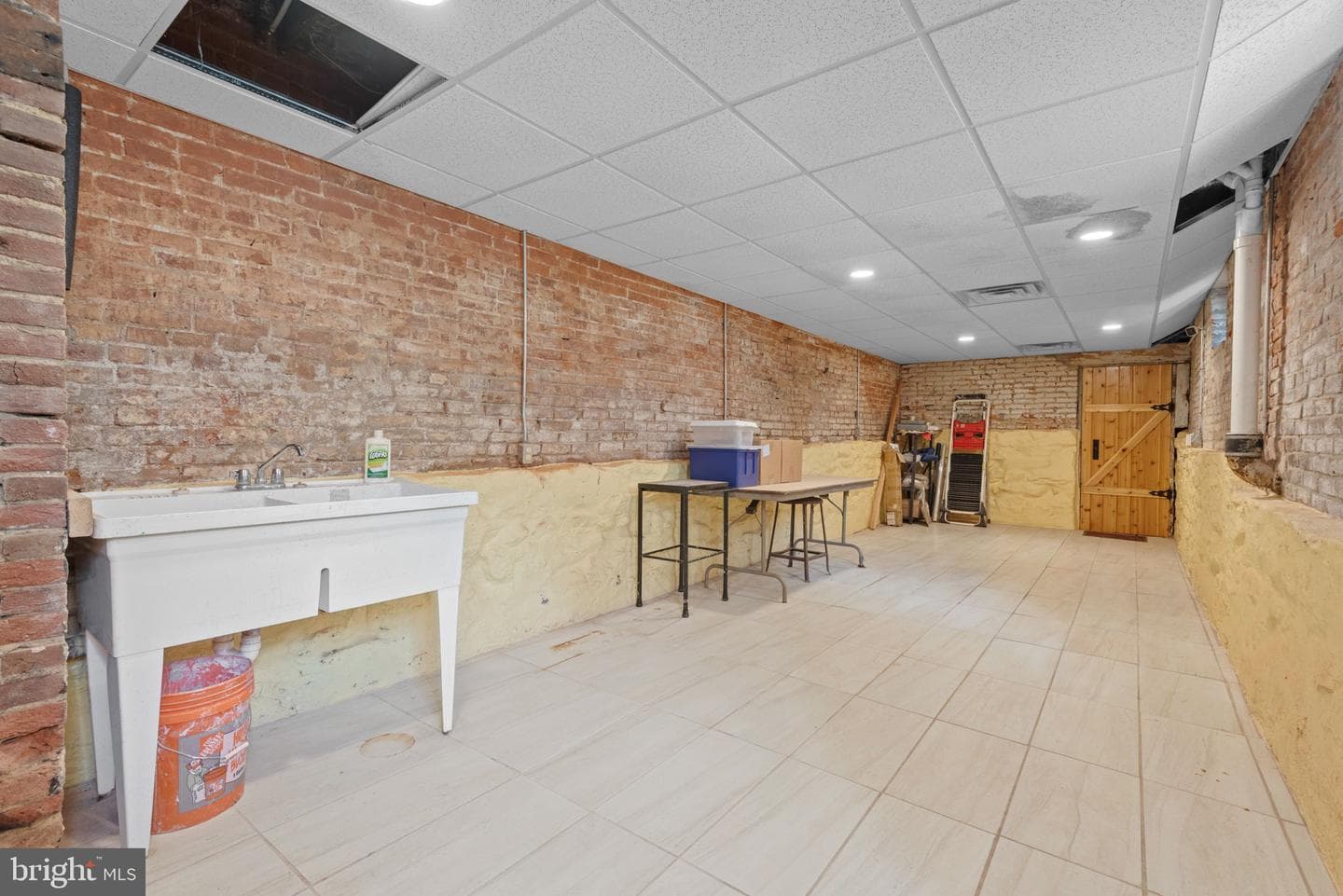 422 W James Street photo 45