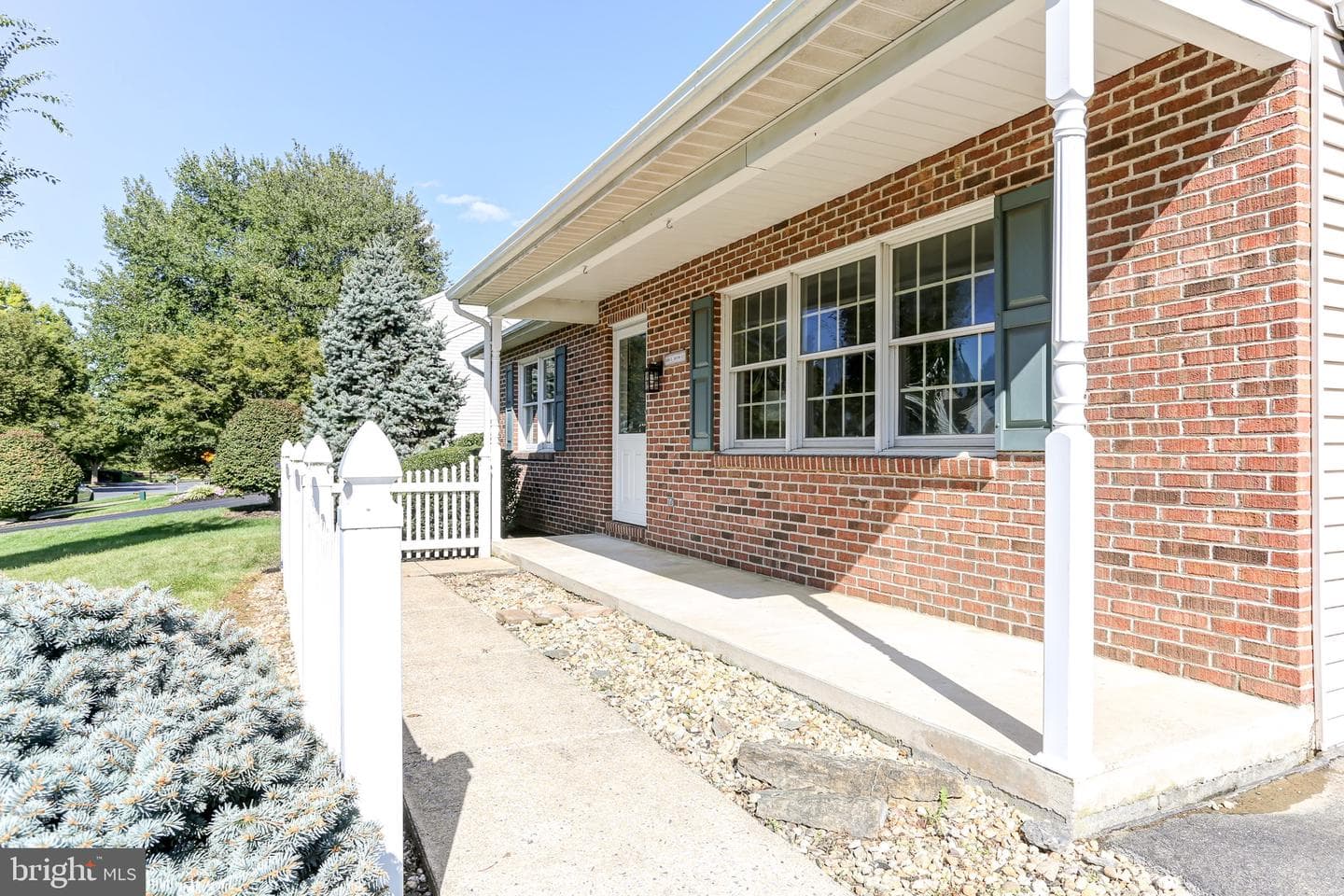 208 E 6th Street photo 3