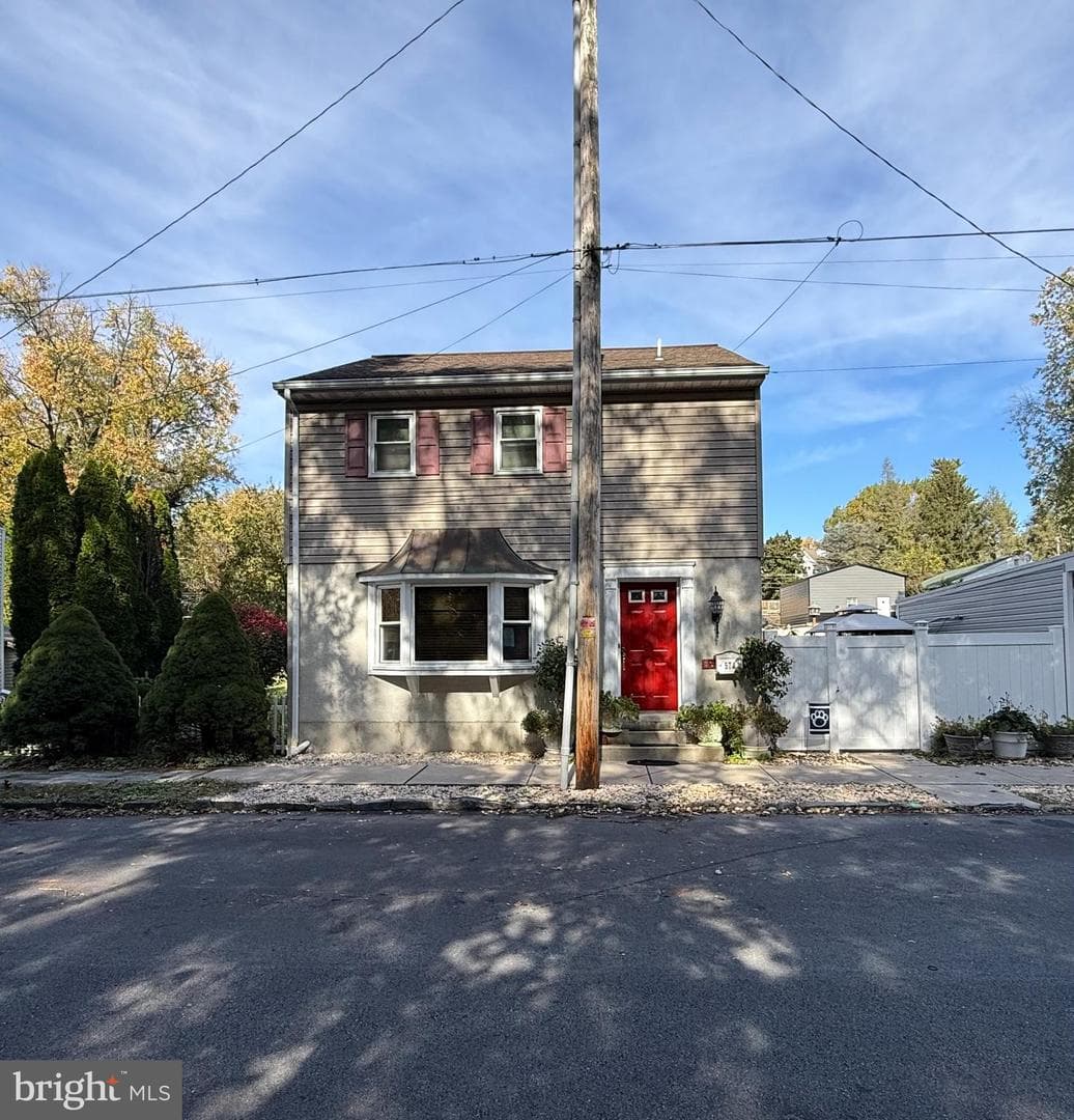 574 E Front Street photo 2