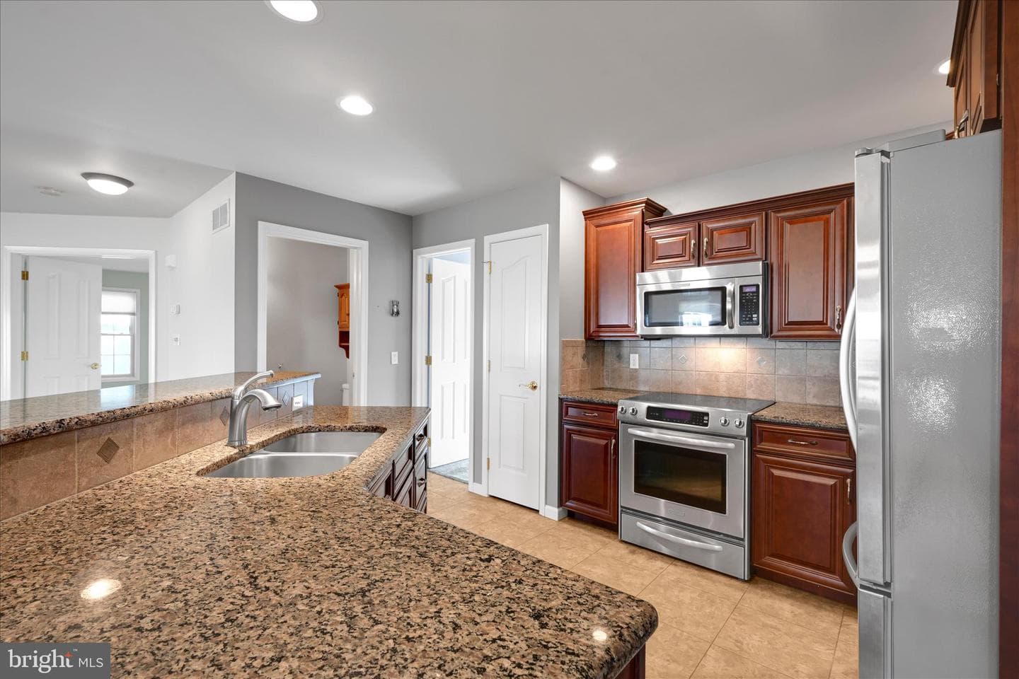 988 Cambridge Drive photo 13