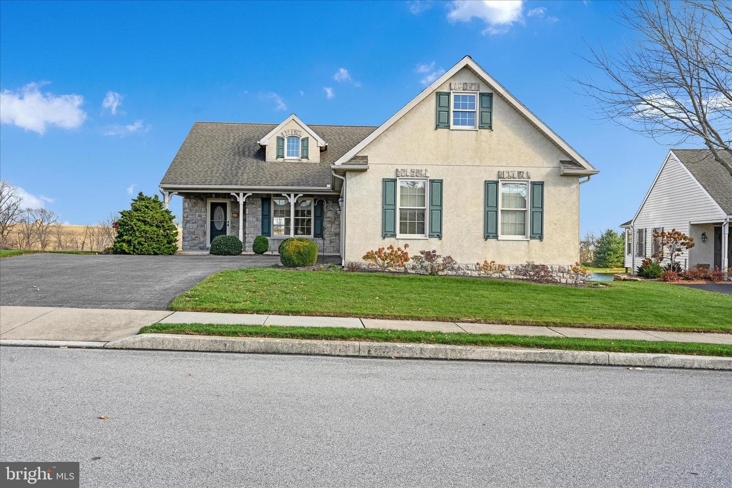 988 Cambridge Drive photo 2