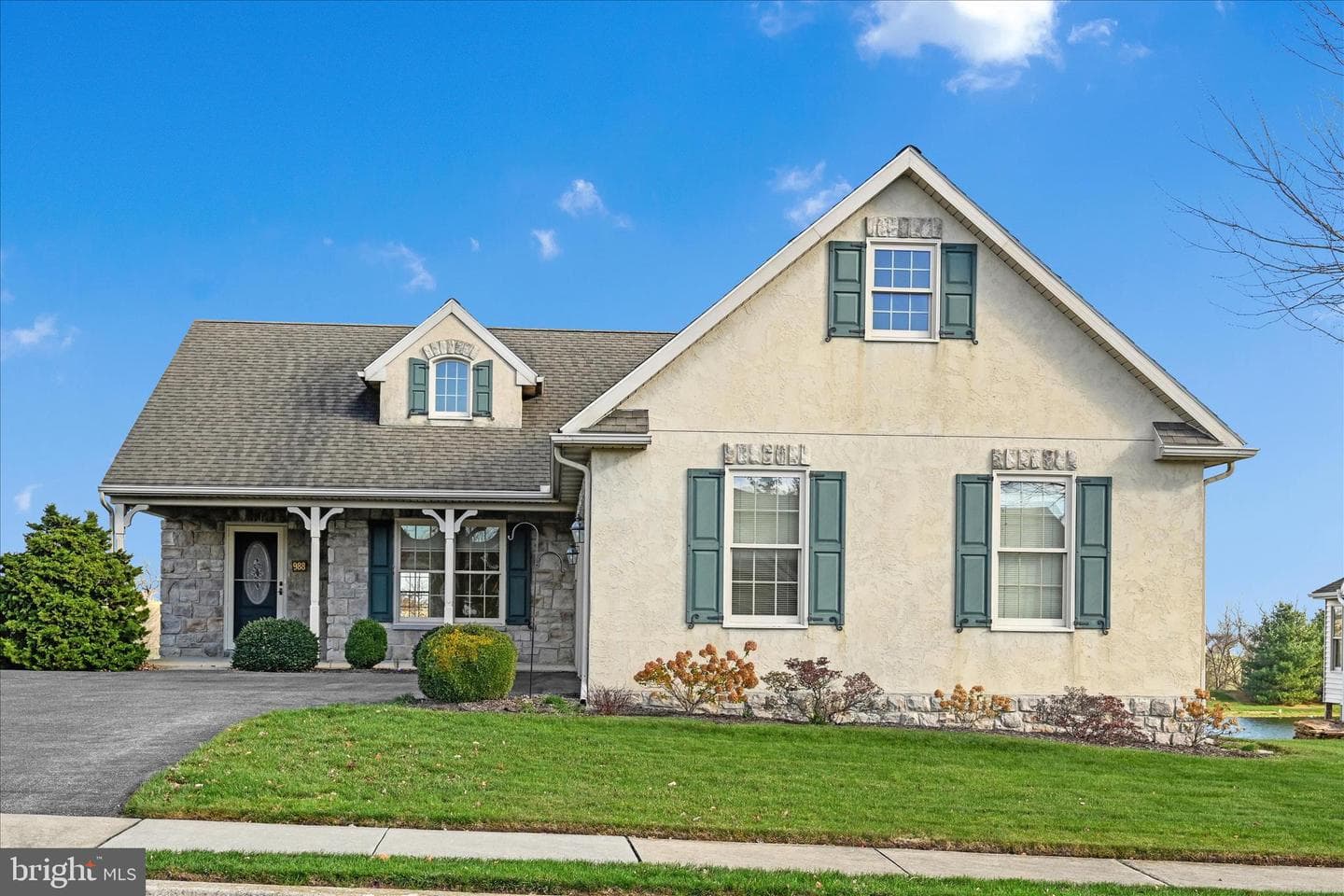 988 Cambridge Drive photo 3