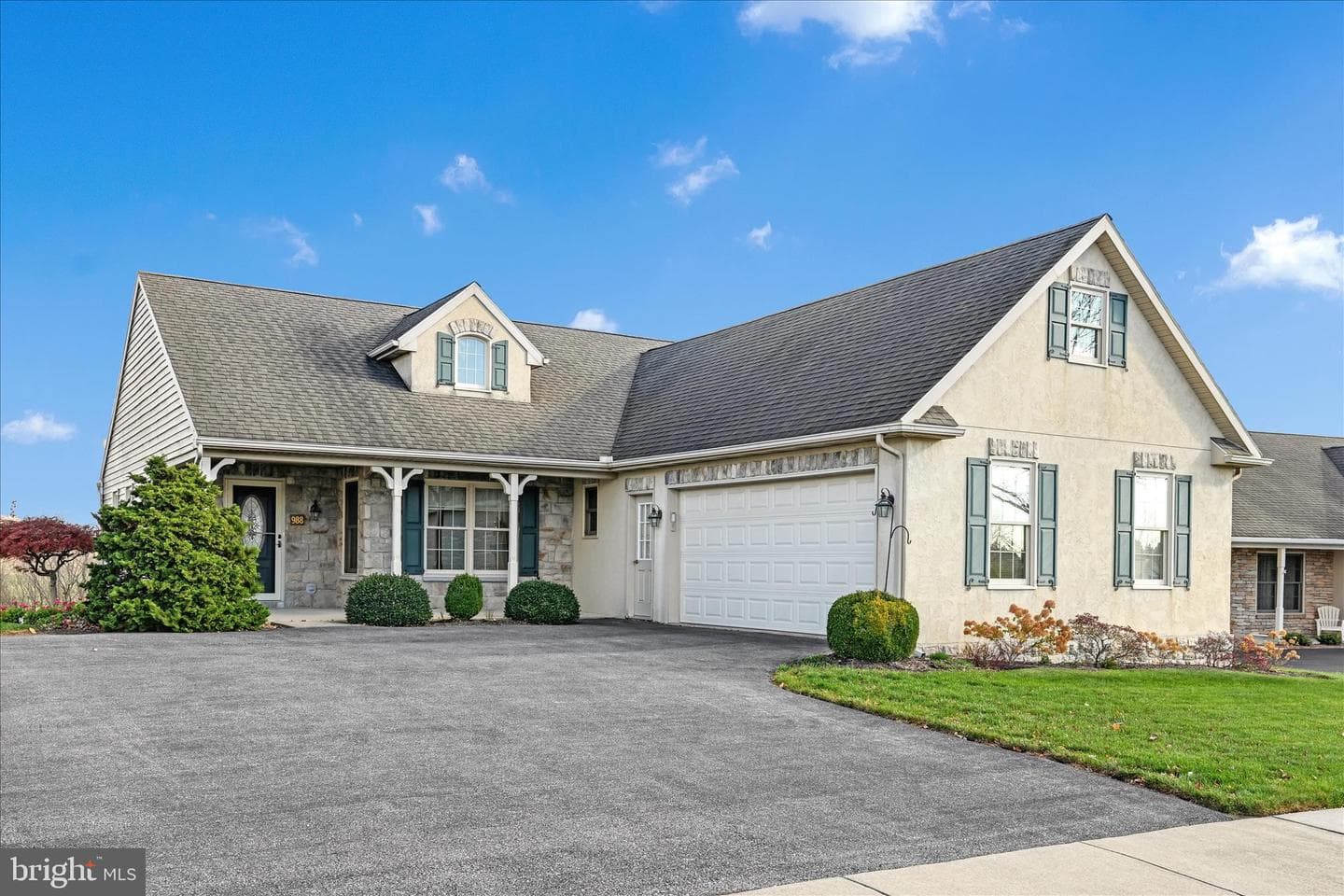 988 Cambridge Drive photo 4