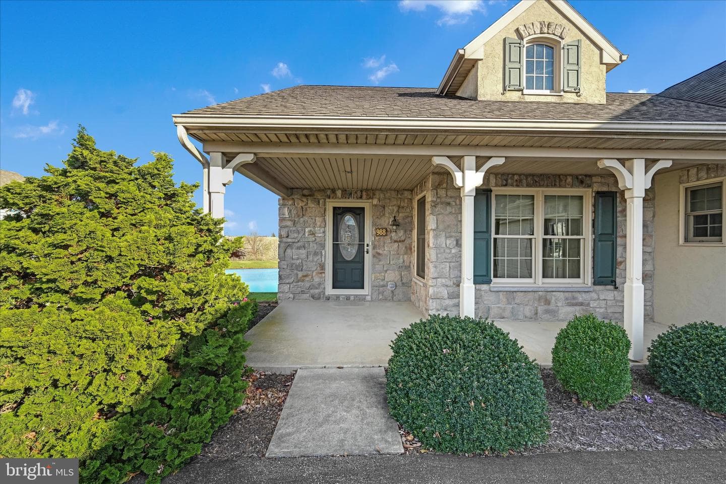 988 Cambridge Drive photo 5