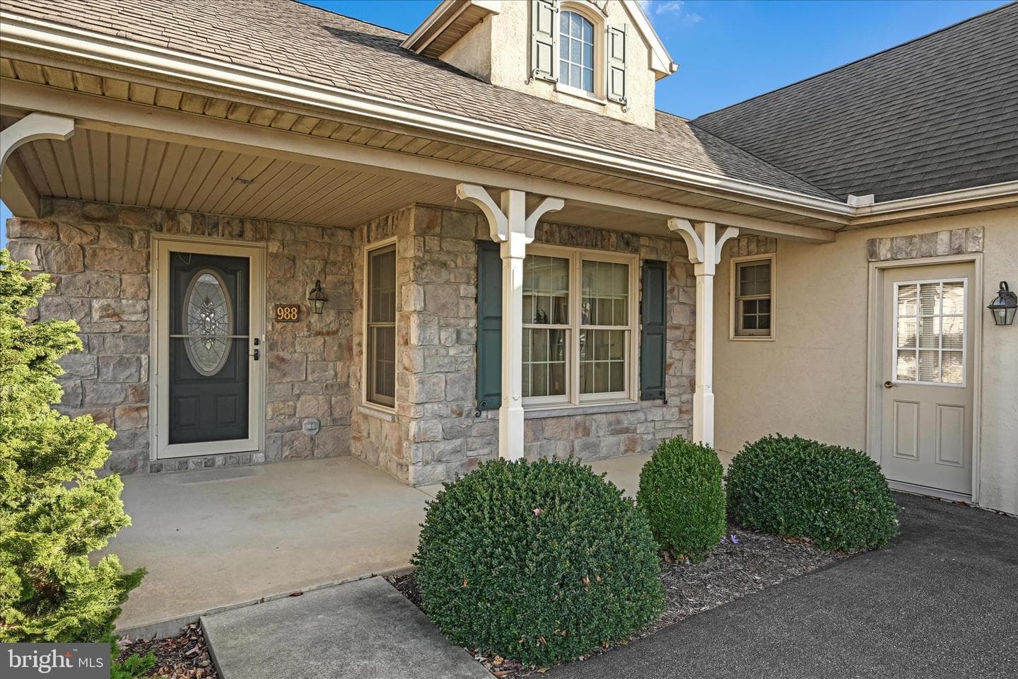 988 Cambridge Drive photo 6