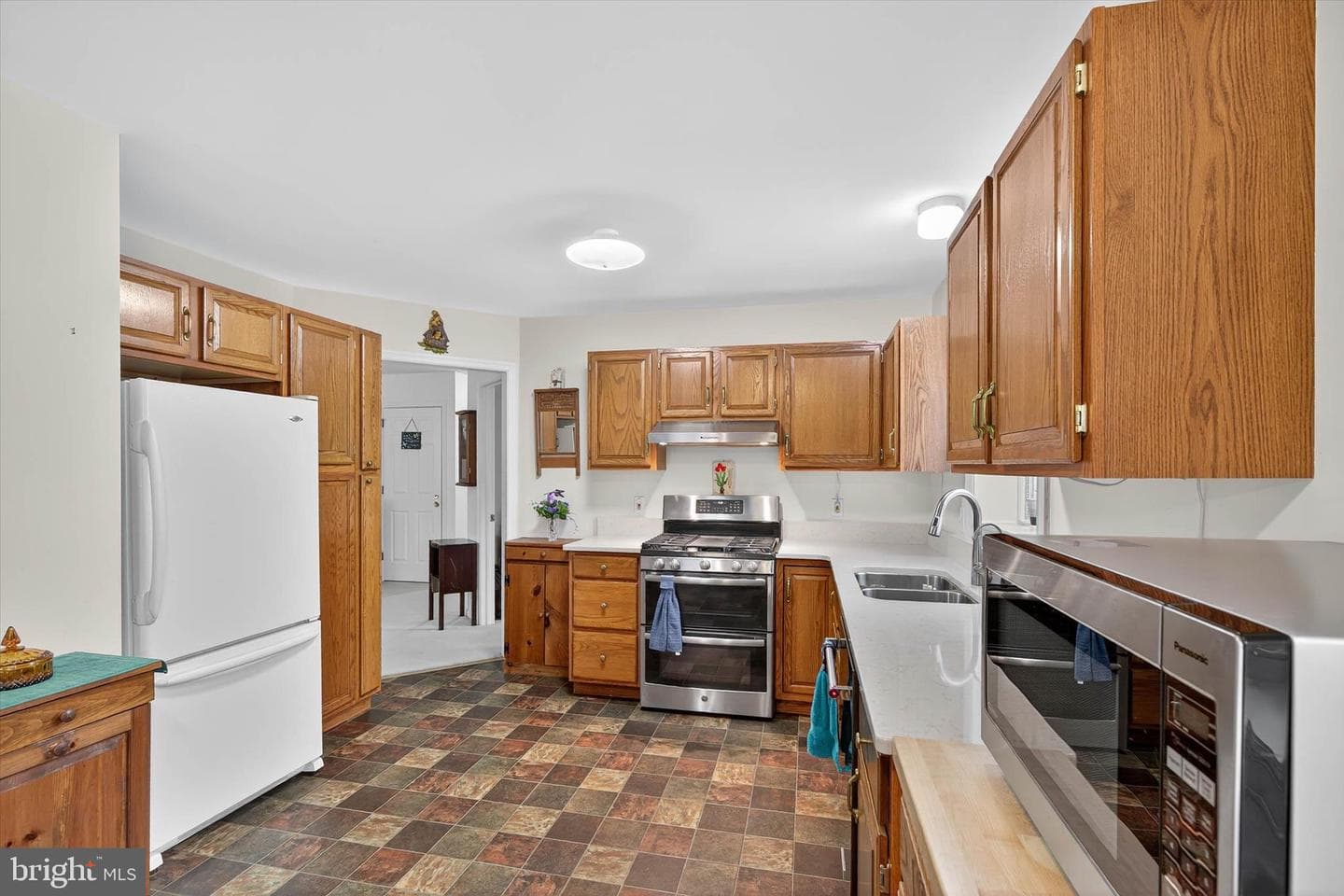 213 E 6th Street photo 15