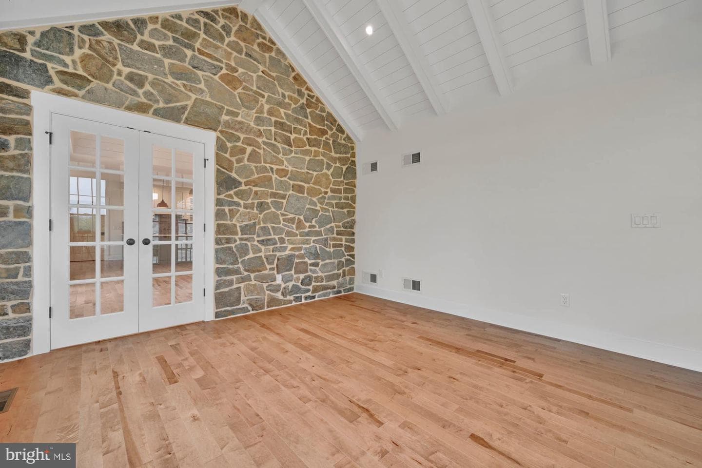 76 Long Lane photo 21