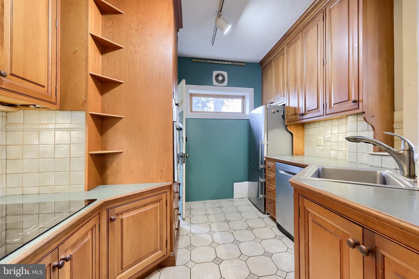 346 W James Street photo 12