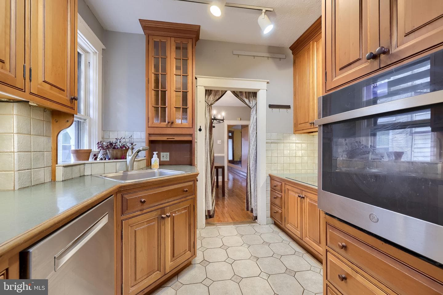 346 W James Street photo 13
