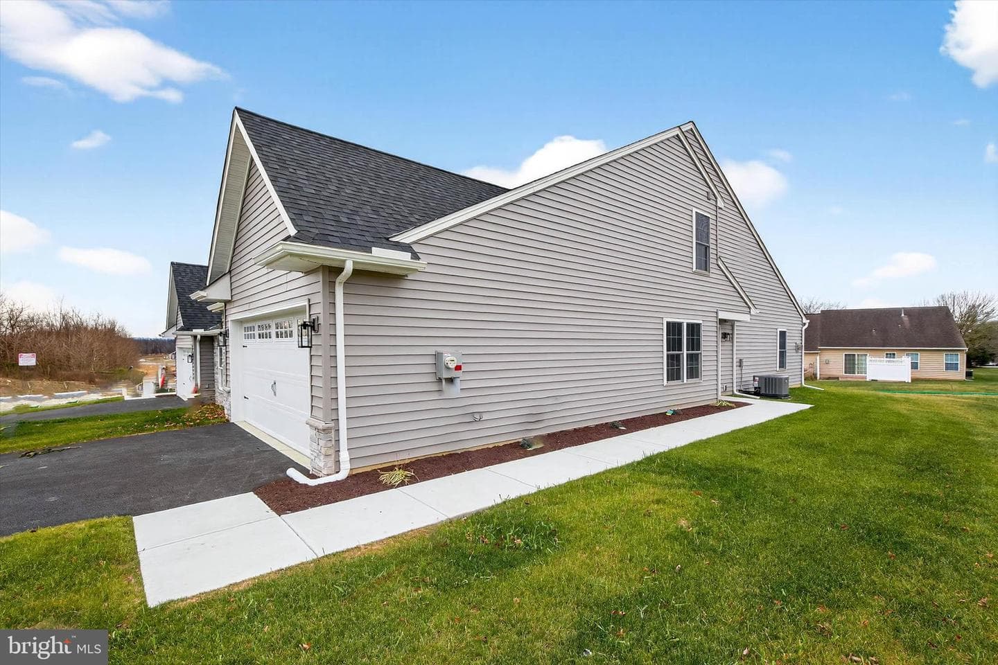 125 Hillard Field photo 2
