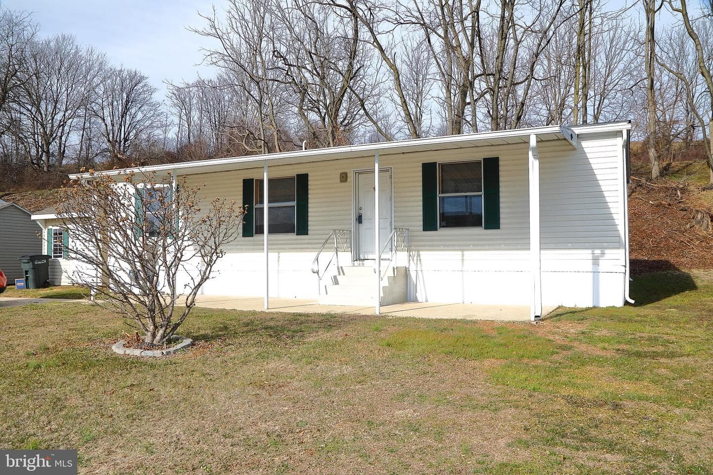 699 Lilac Drive photo 2
