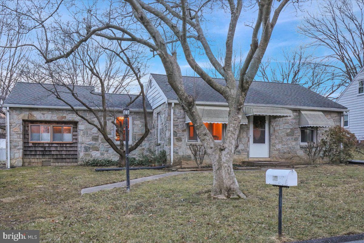 329 Dahlia Road photo 2