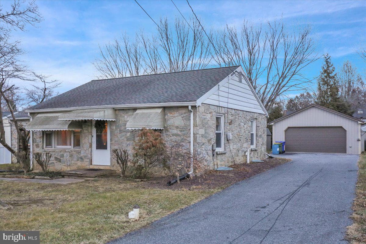 329 Dahlia Road photo 3
