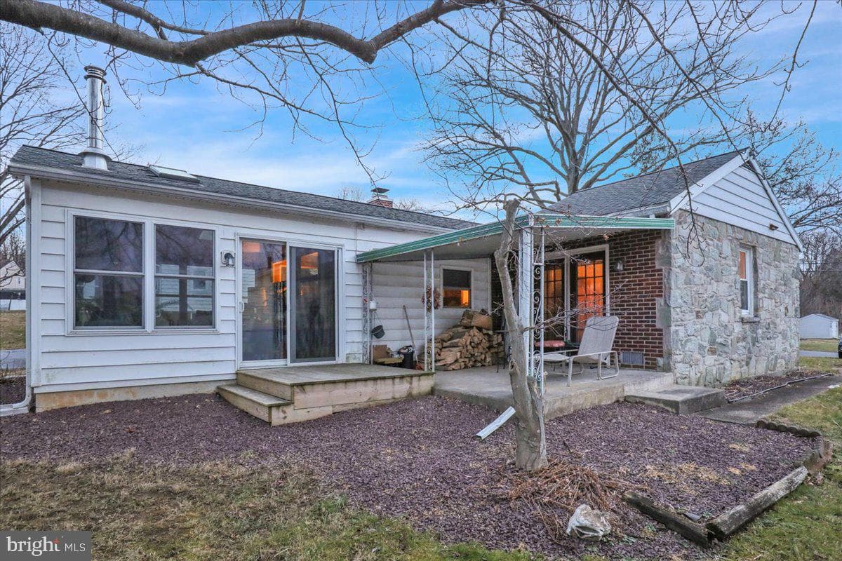 329 Dahlia Road photo 5