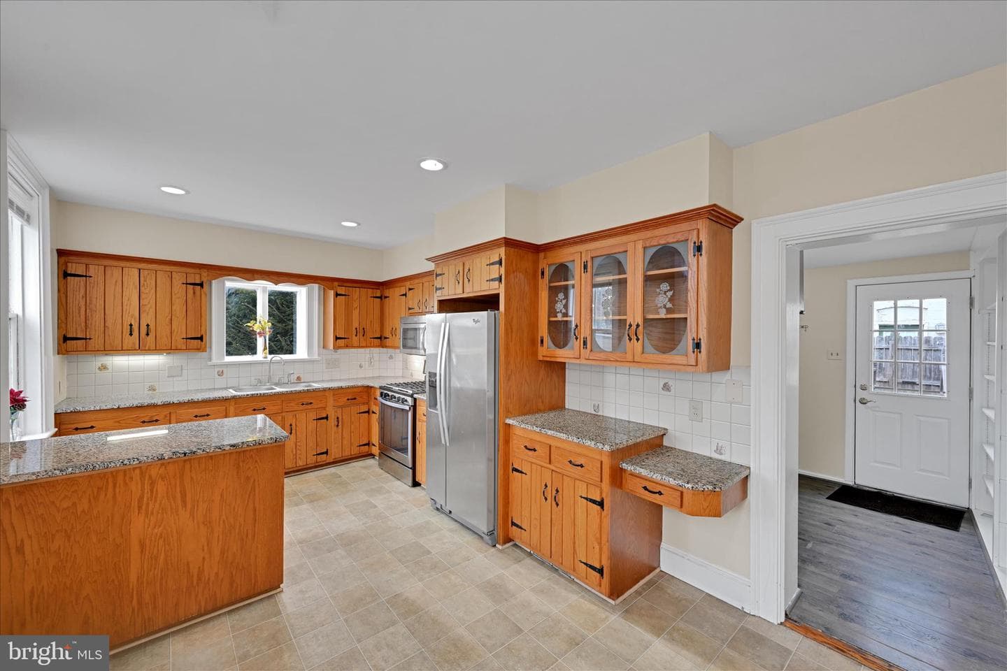240 Laurel Street photo 13