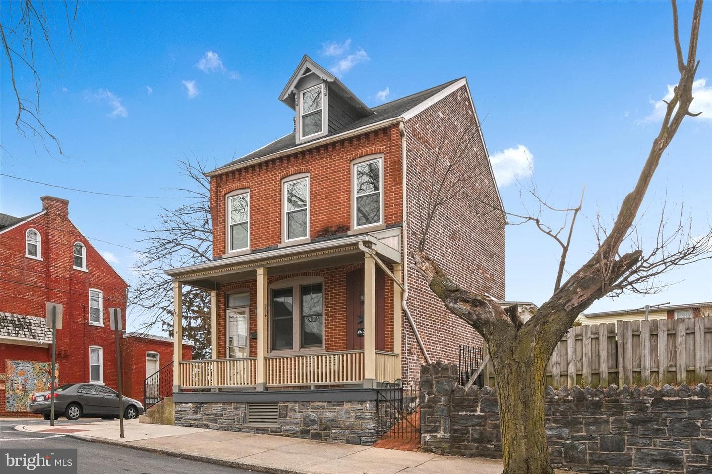 240 Laurel Street photo 2