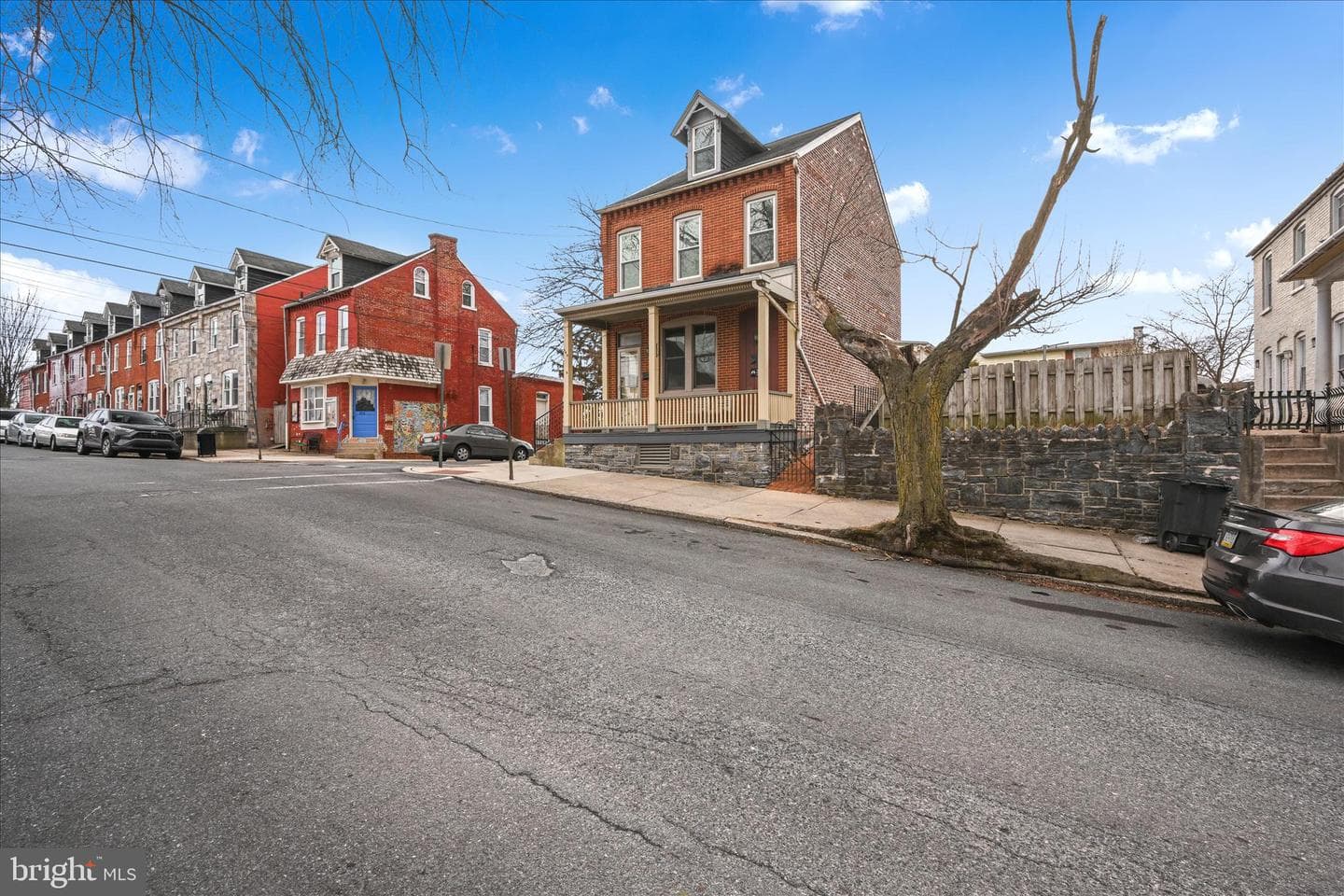 240 Laurel Street photo 3