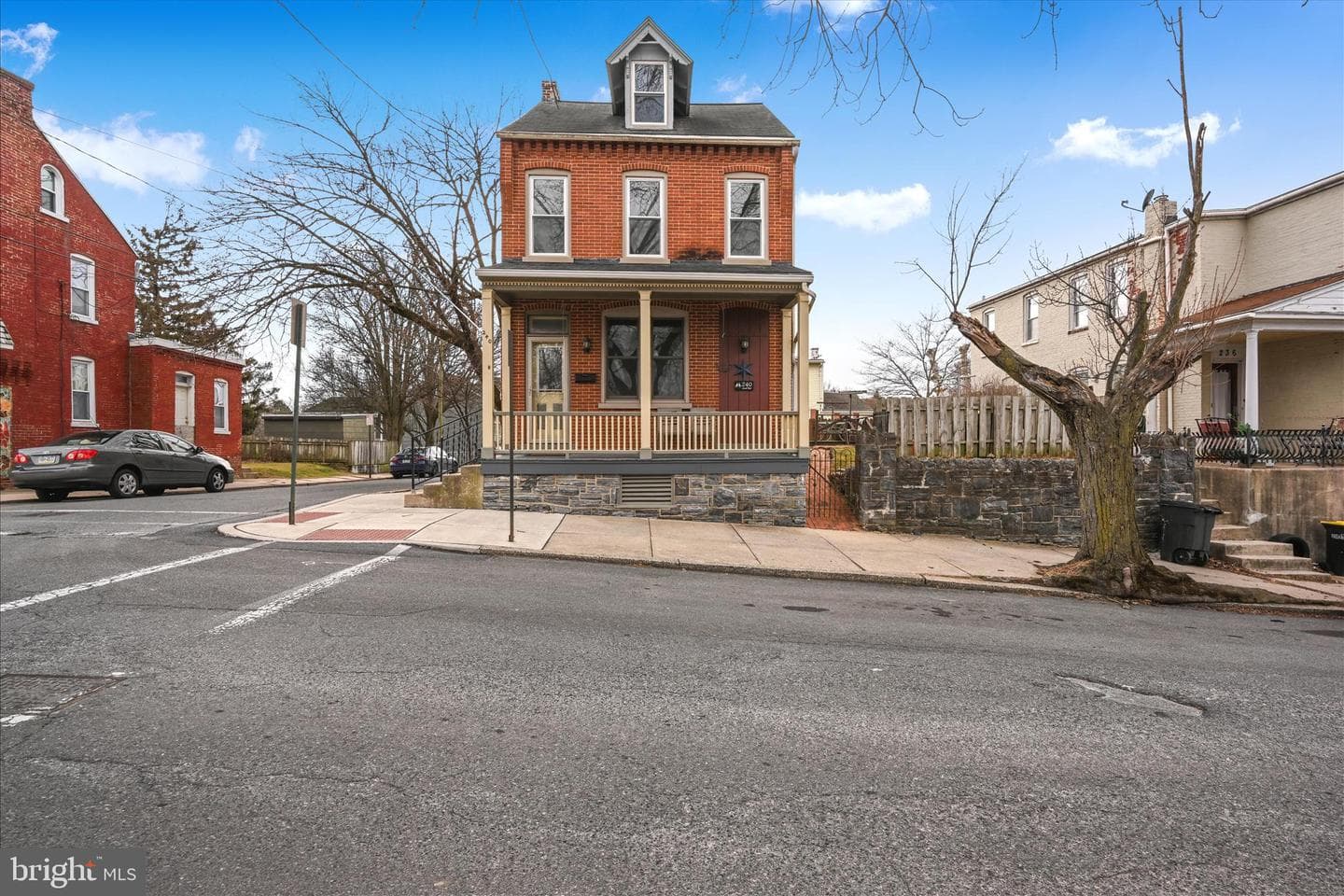 240 Laurel Street photo 4