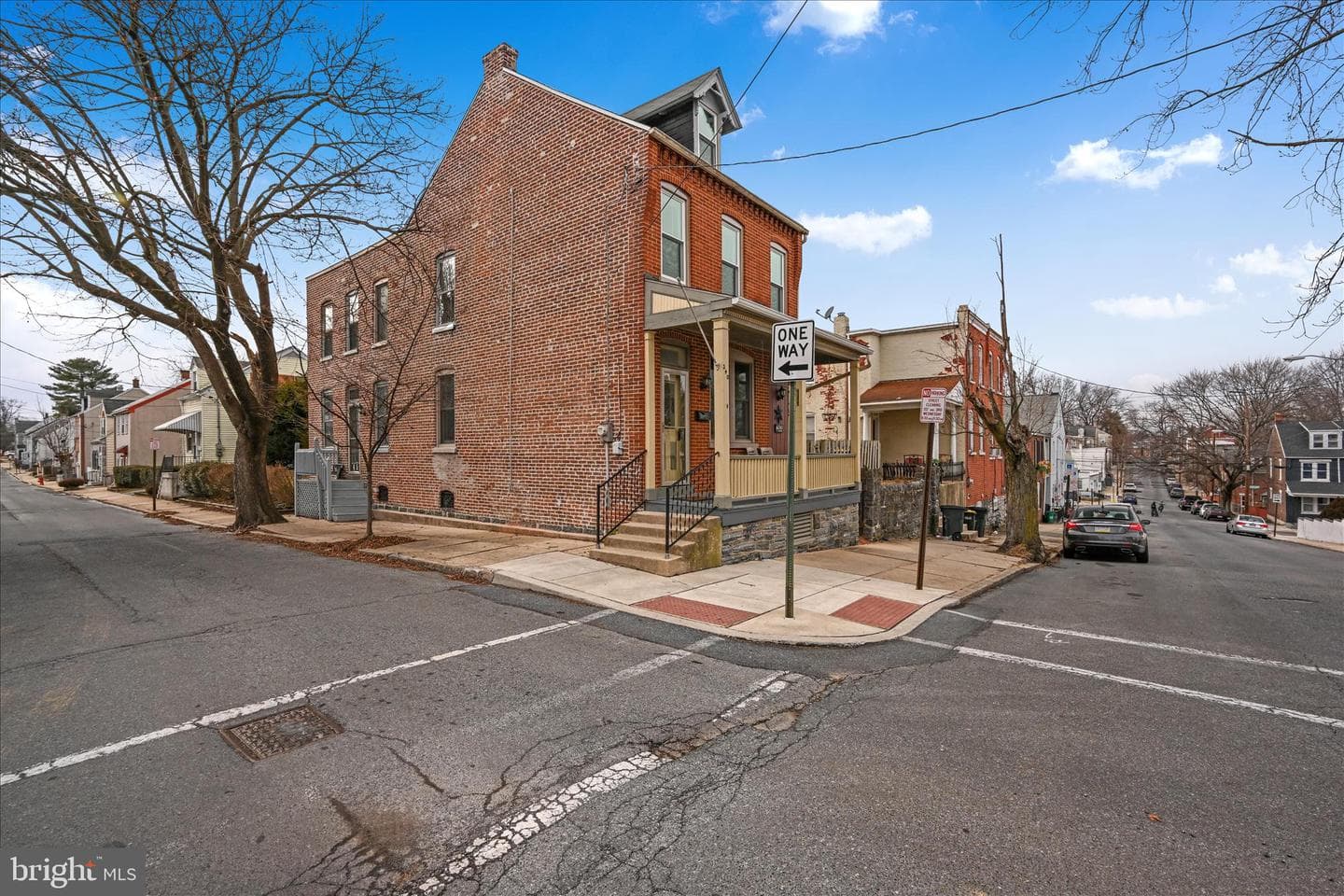 240 Laurel Street photo 5