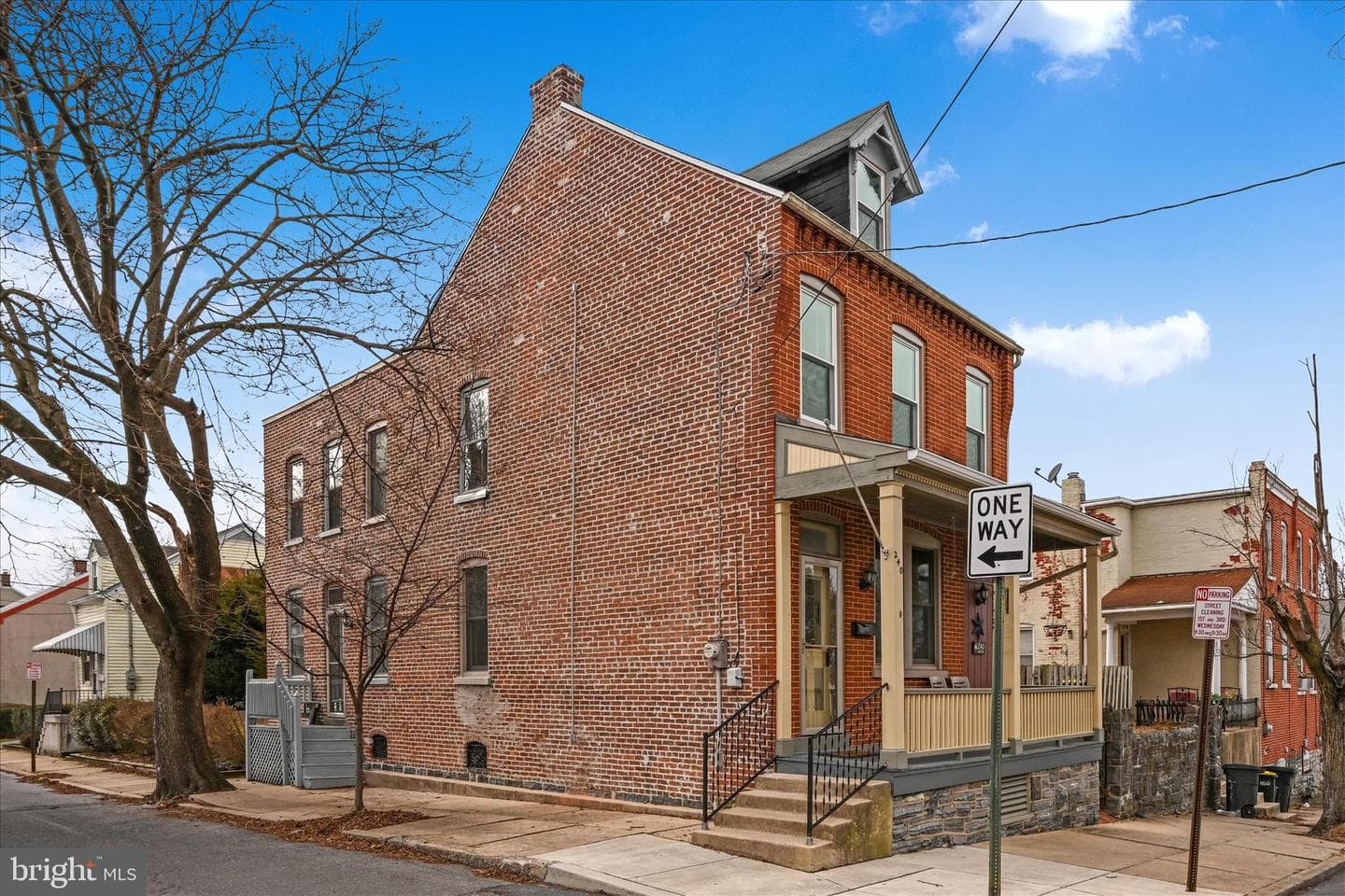 240 Laurel Street photo 6