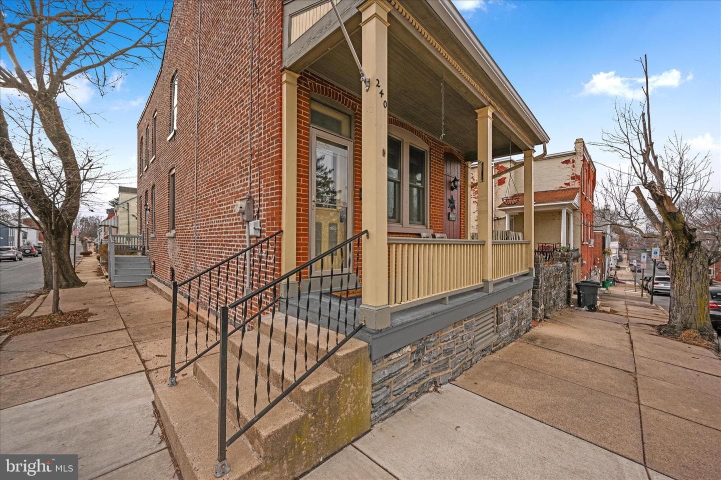 240 Laurel Street photo 7