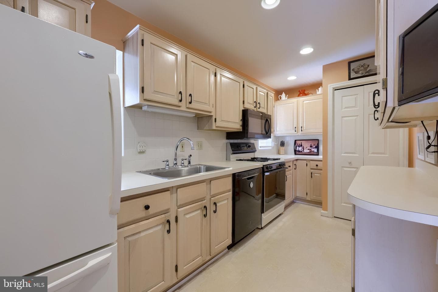 3 Amberley Way photo 2