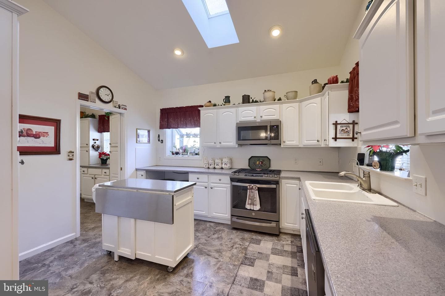 562 Blossom Trail photo 14