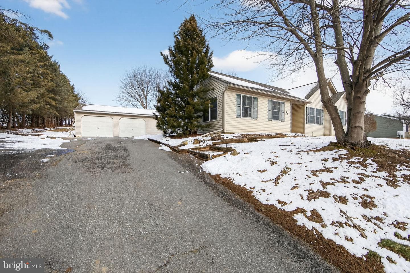 581 Rosehill Drive photo 3