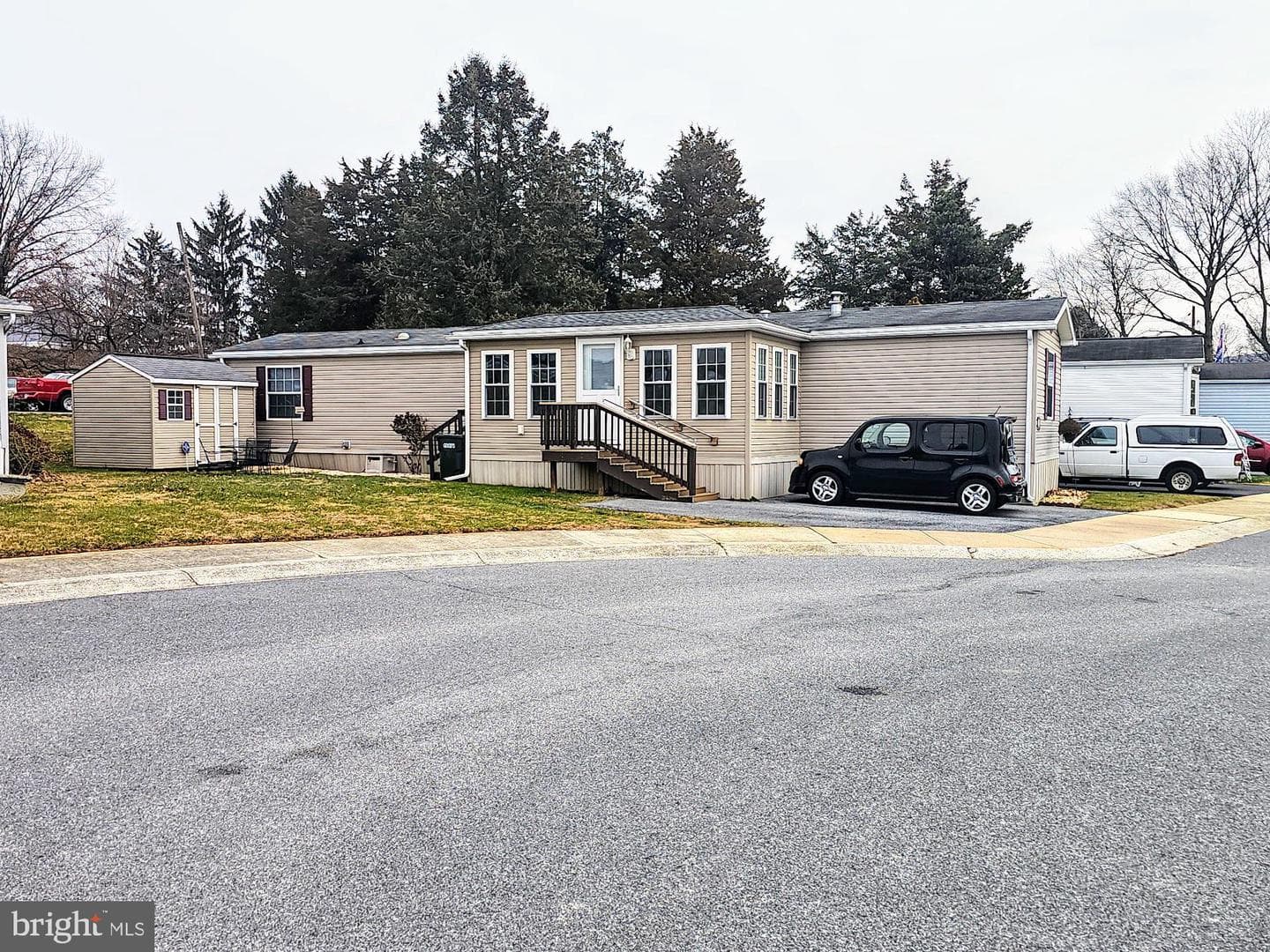 927 Emerald Street photo 32