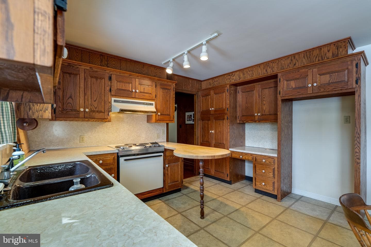 213 Maple Avenue photo 16