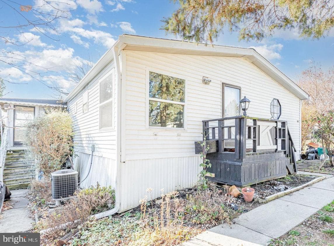 203 Oakfield Court W photo 2