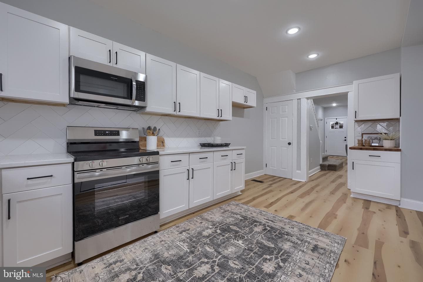 627 E Madison Street photo 11