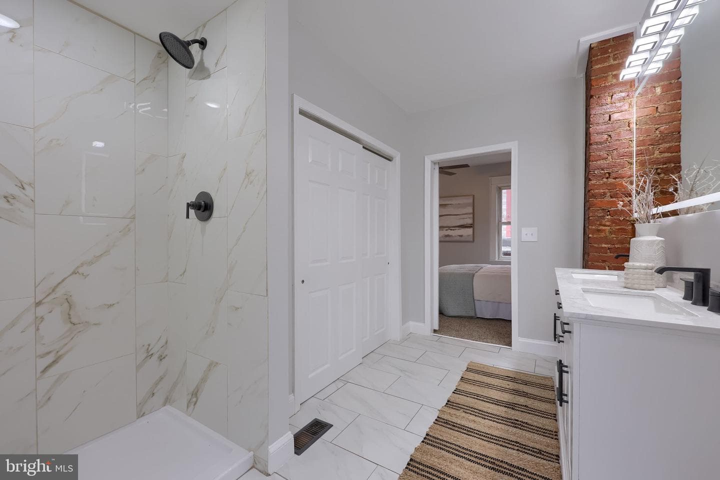 627 E Madison Street photo 18