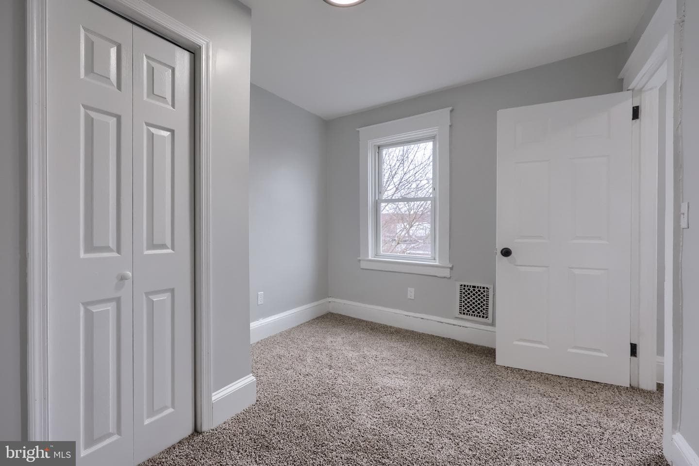 627 E Madison Street photo 25