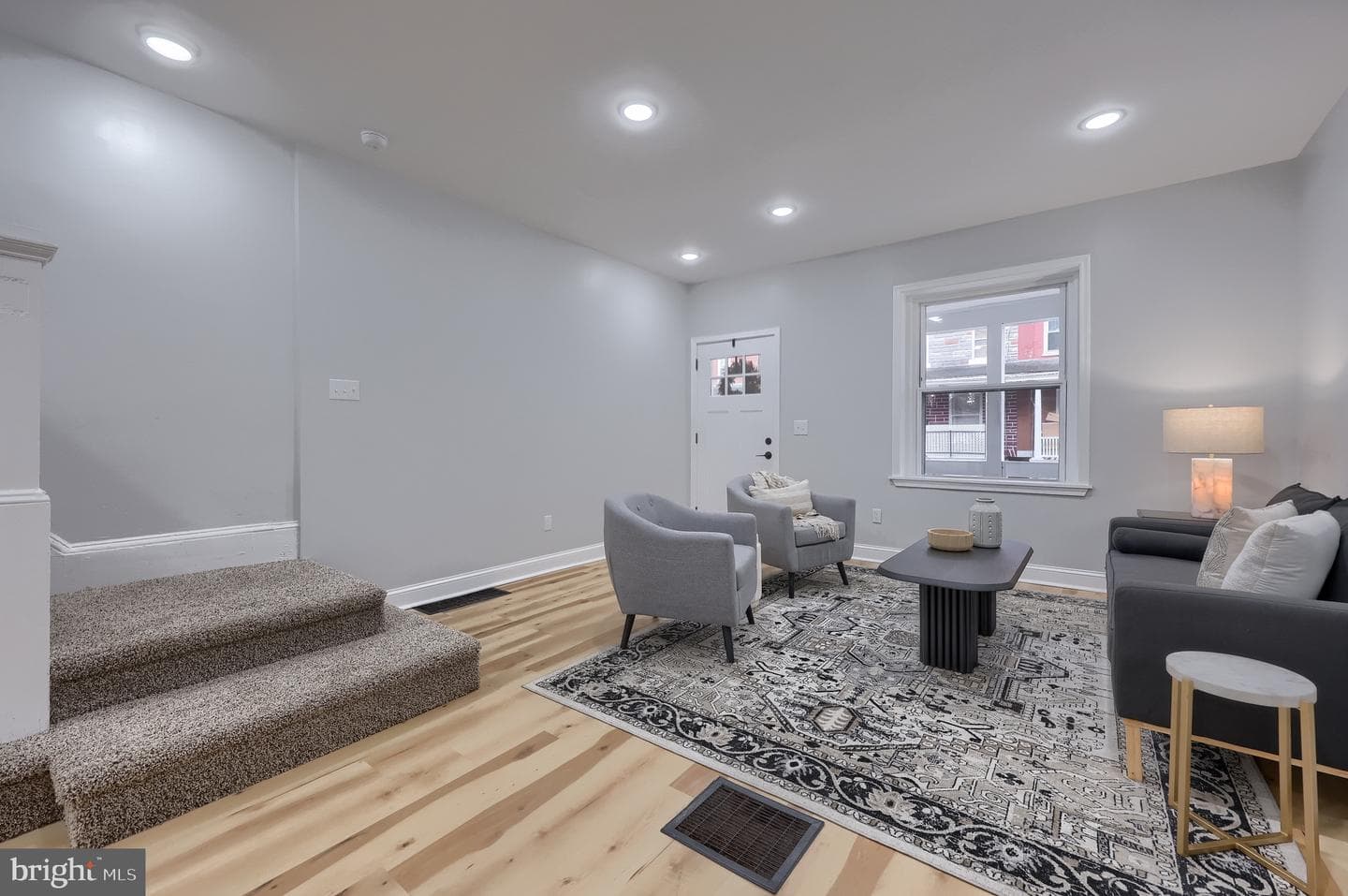 627 E Madison Street photo 6