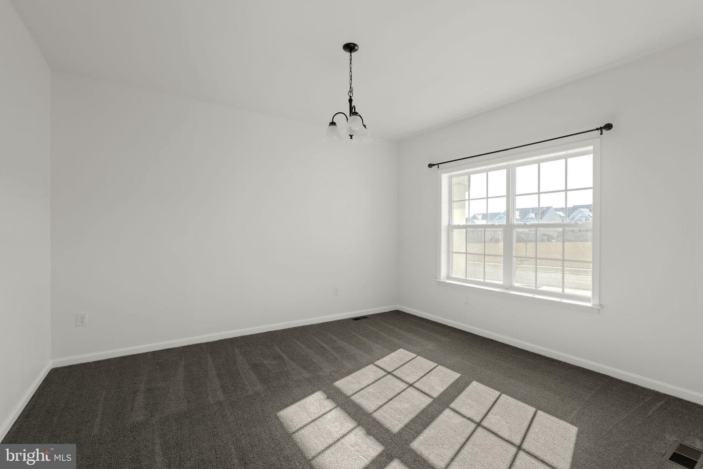 586 Stockdale Drive photo 11