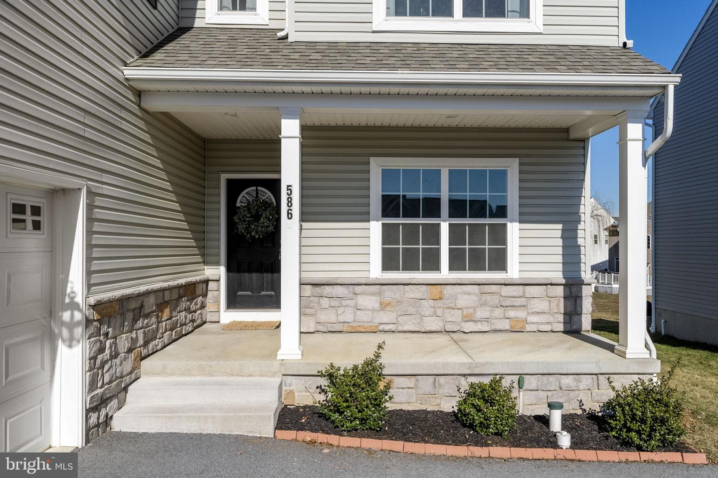 586 Stockdale Drive photo 3