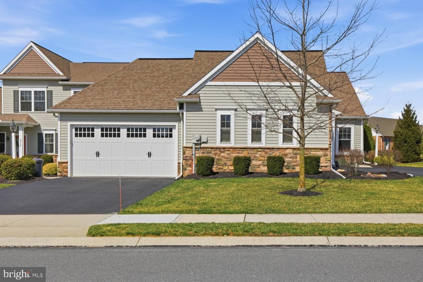 321 Pin Oak Drive photo 2