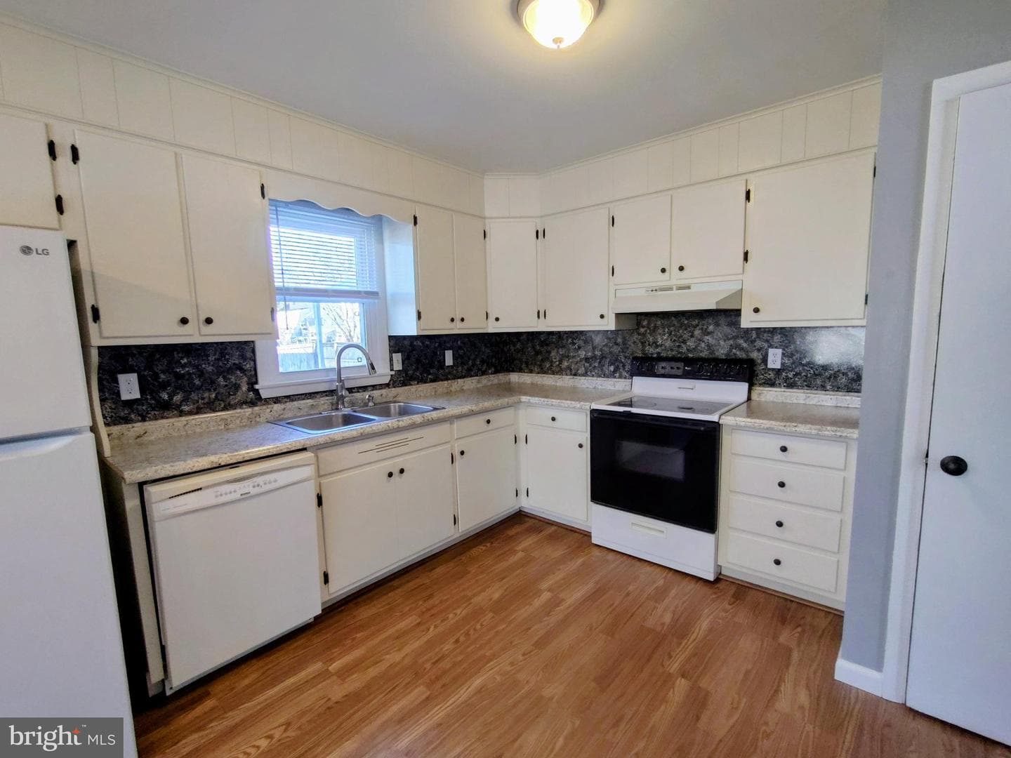 827 S Locust Street photo 6
