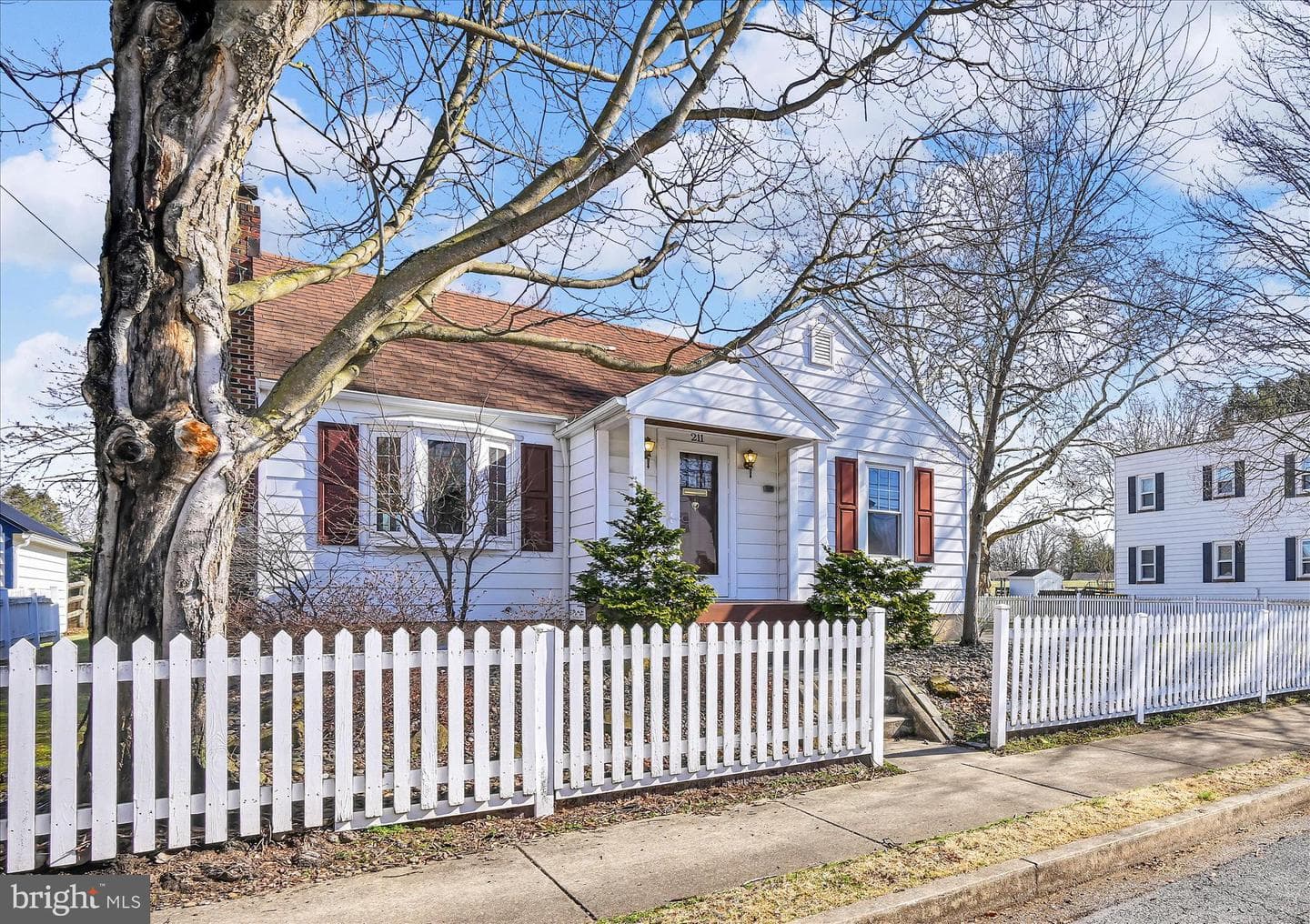 211 Noble Street photo 2