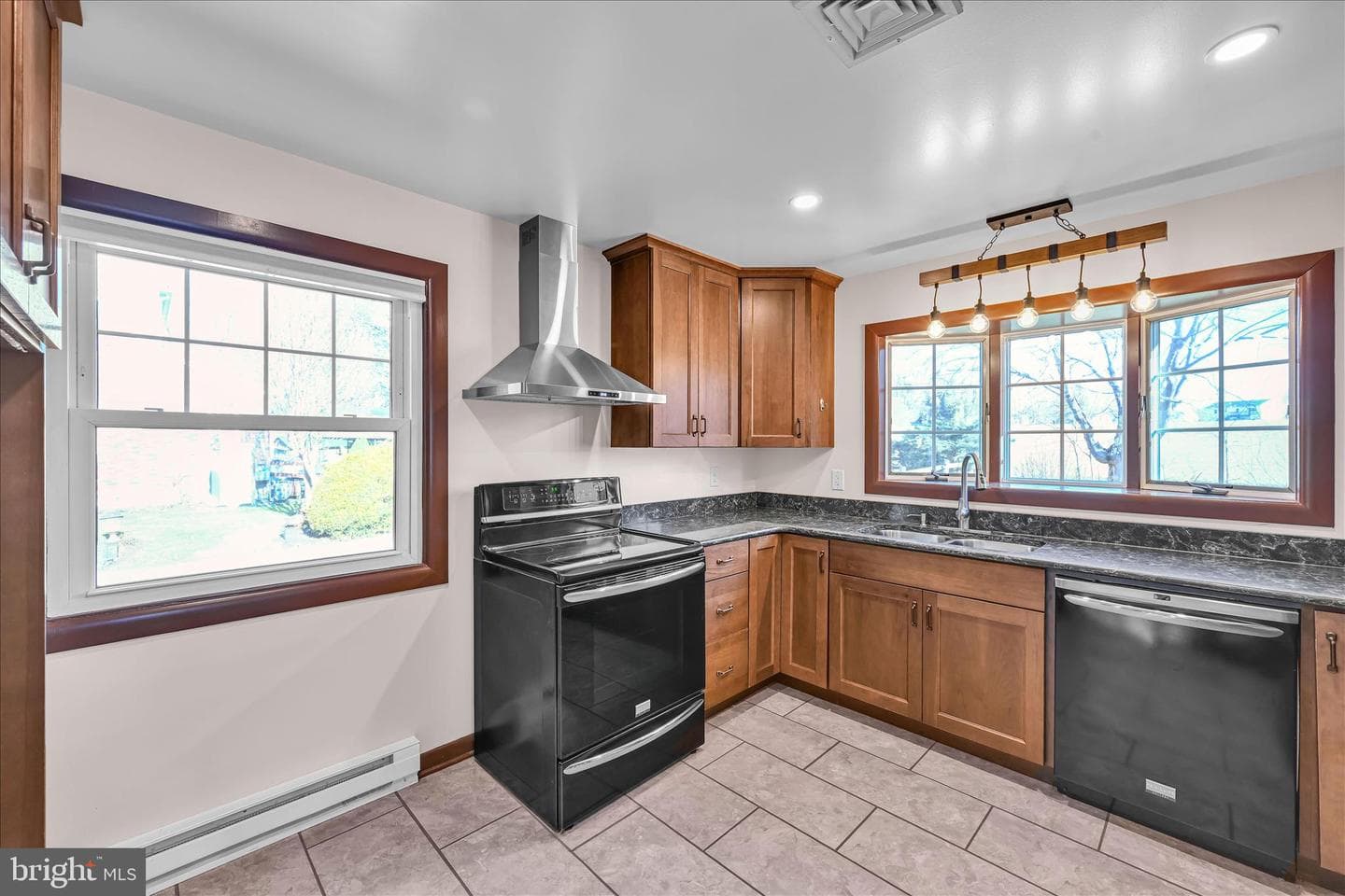 211 Noble Street photo 7