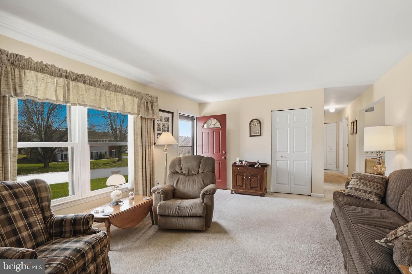 111 Farmingdale Lane photo 4