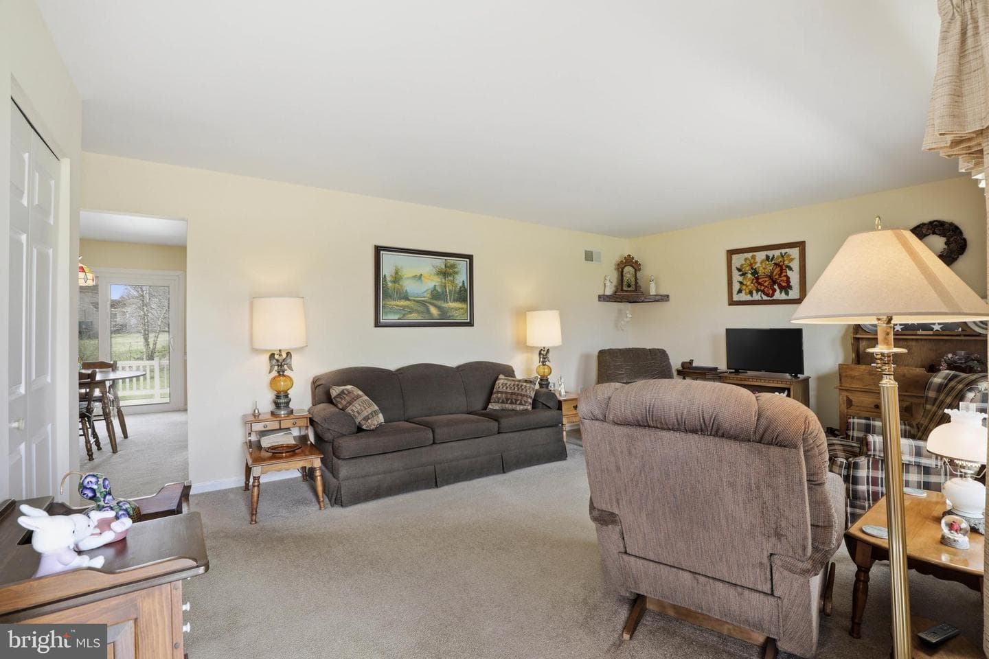 111 Farmingdale Lane photo 5