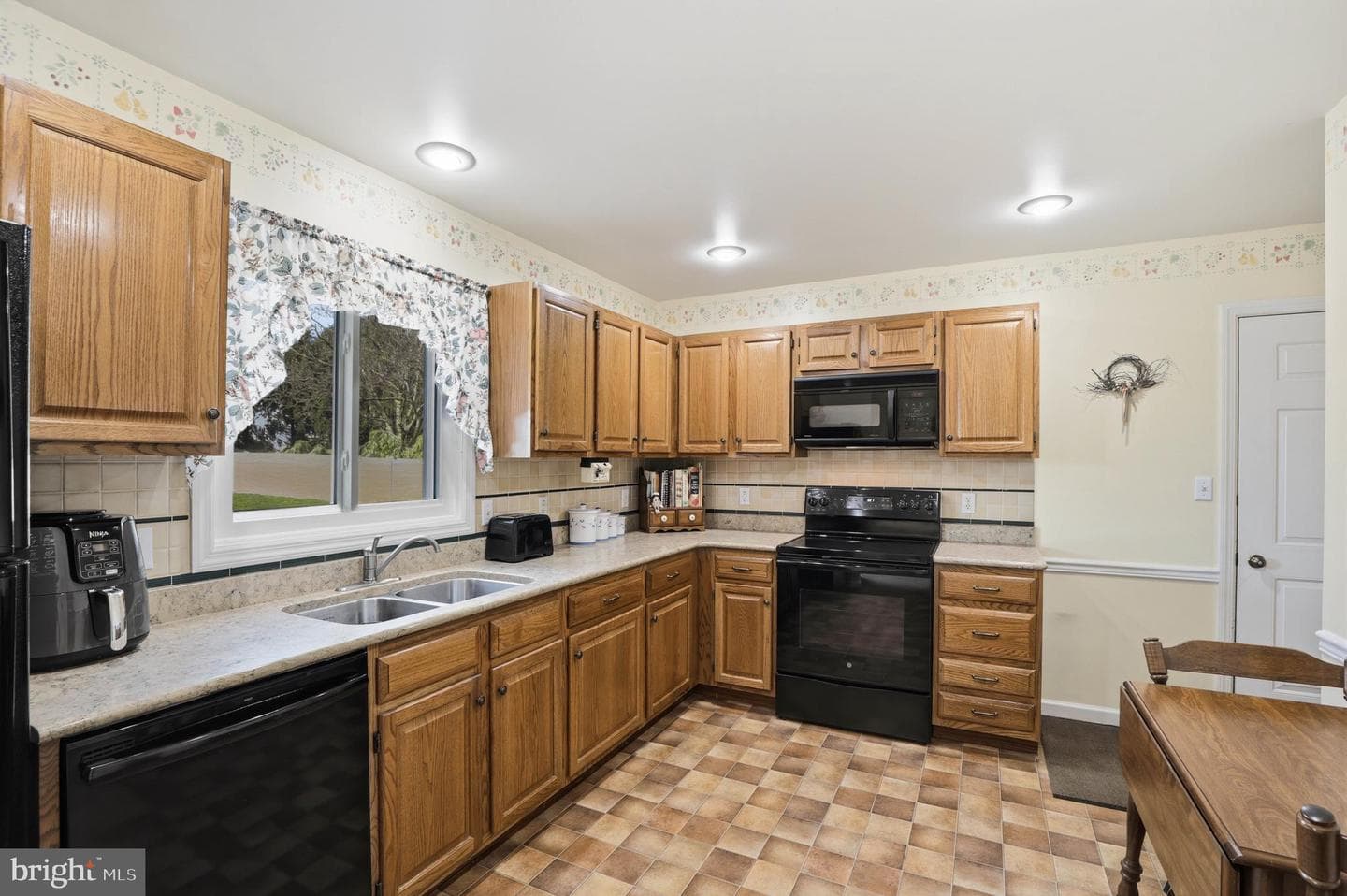 111 Farmingdale Lane photo 7