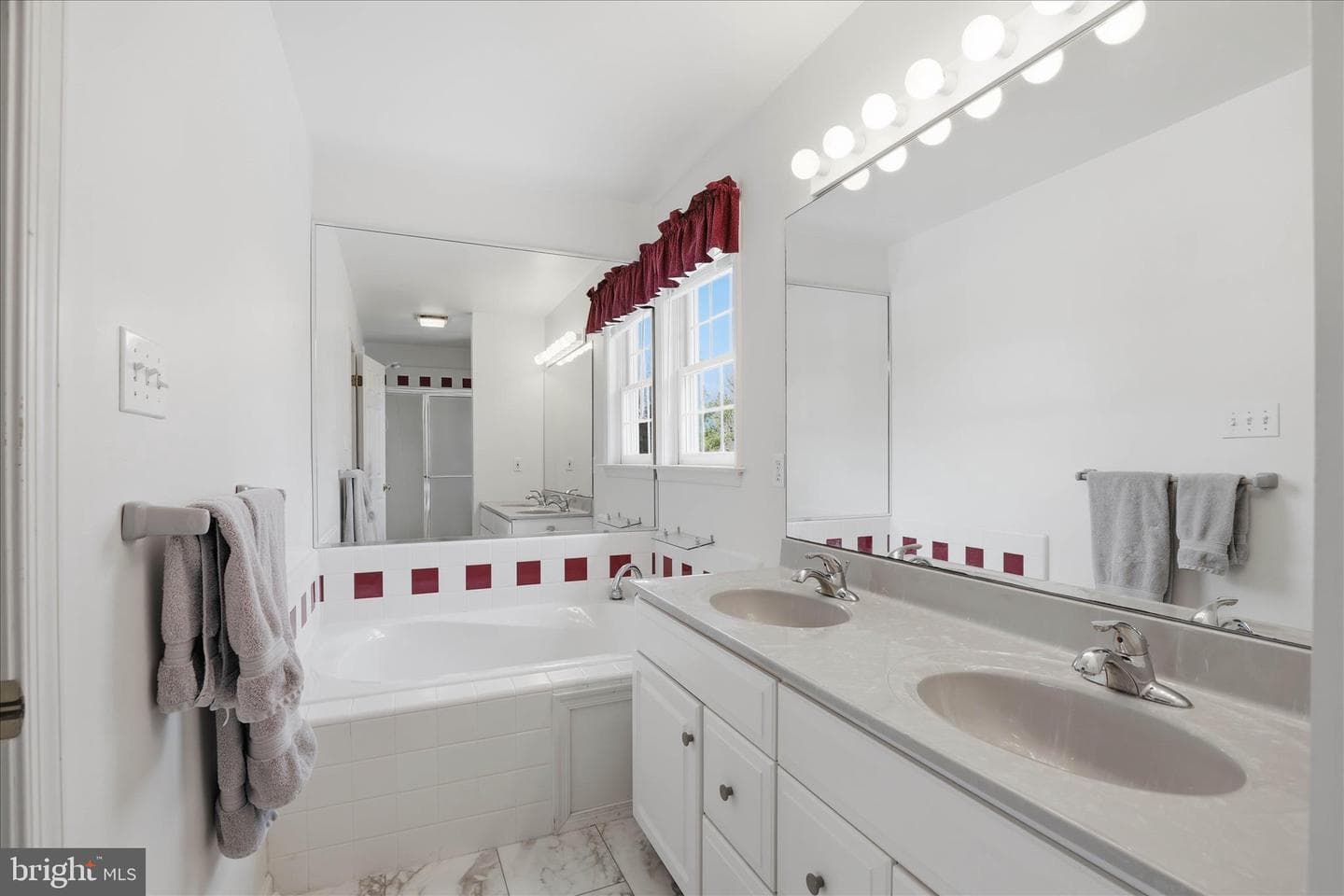 105 Park Place photo 40