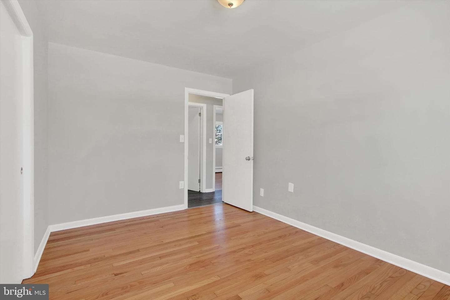 2479 Ellendale Drive photo 17