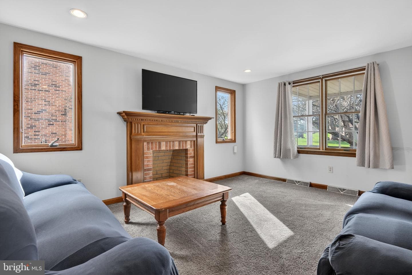 1007 E Walnut Street photo 11